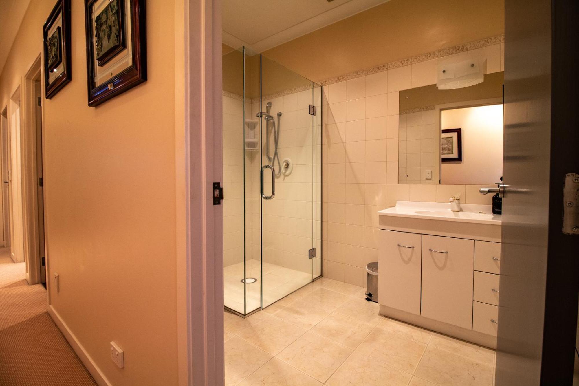 אגם טאופו Large Luxury Apartment Located Right In Town מראה חיצוני תמונה